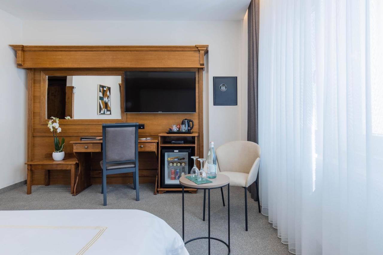 Hotel Afa Prishtine Bagian luar foto