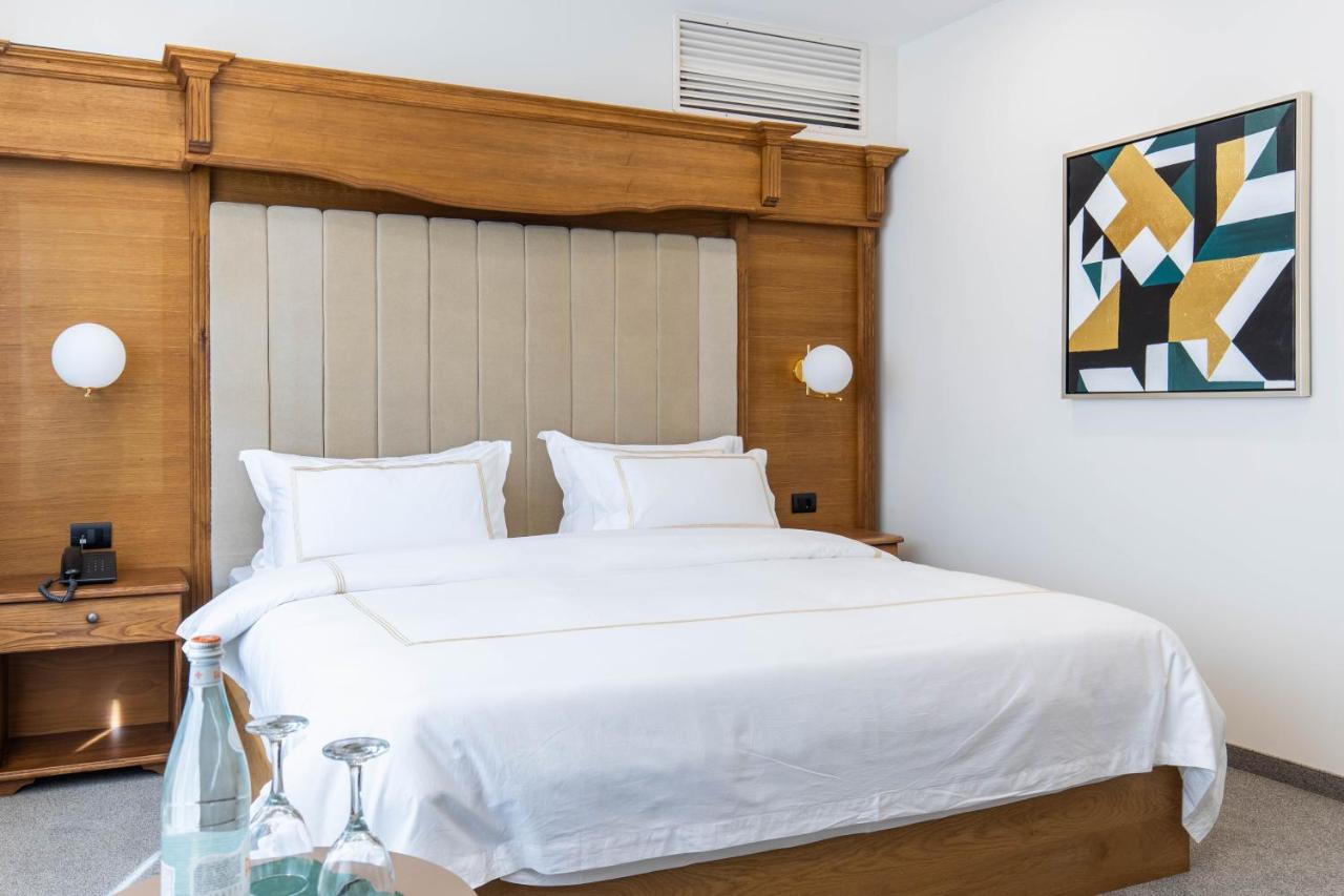 Hotel Afa Prishtine Bagian luar foto